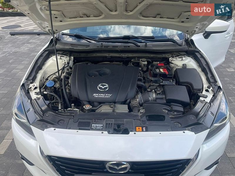 Седан Mazda 3 2017 в Ужгороде