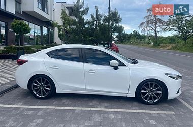 Седан Mazda 3 2017 в Ужгороді