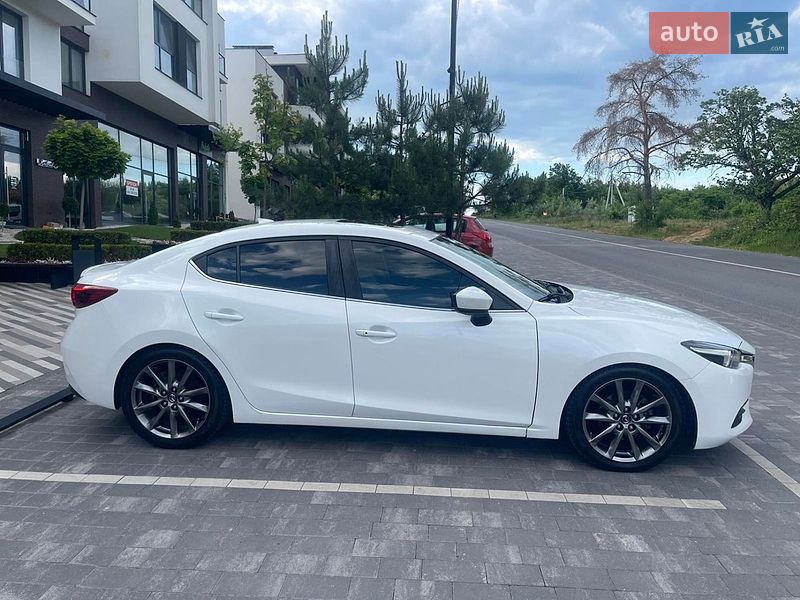 Седан Mazda 3 2017 в Ужгороді