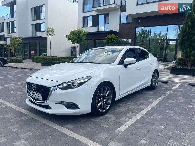 Седан Mazda 3 2017 в Ужгороді