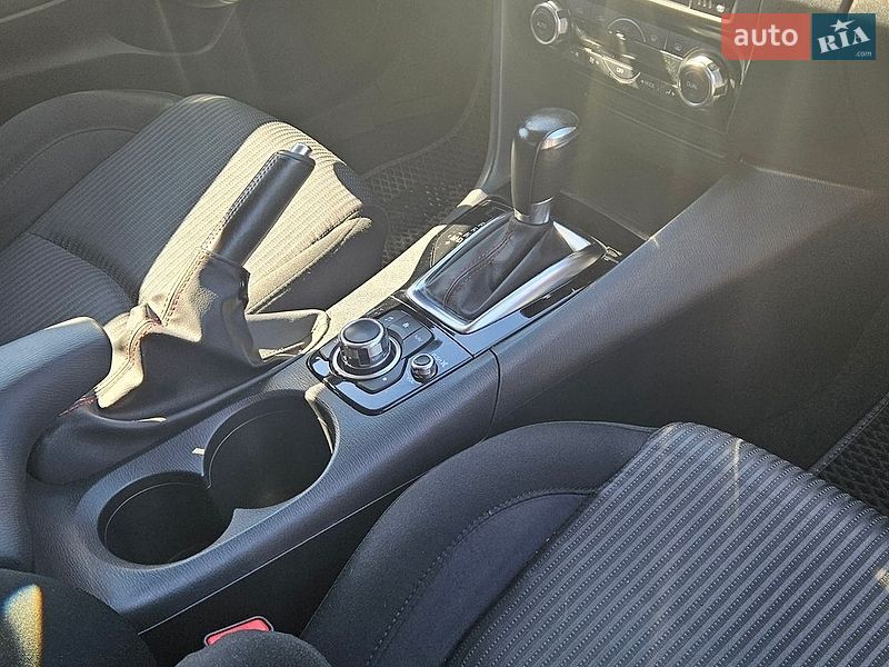 Седан Mazda 3 2015 в Путивле