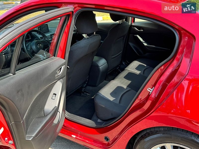 Седан Mazda 3 2015 в Ирпене