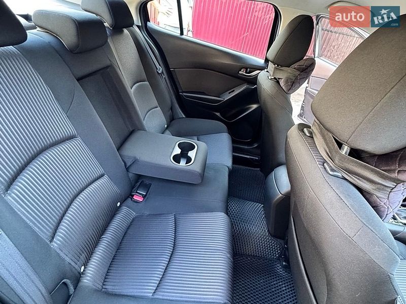 Седан Mazda 3 2015 в Бурштині
