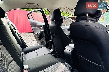 Седан Mazda 3 2015 в Бурштині