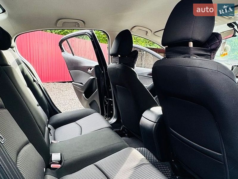 Седан Mazda 3 2015 в Бурштині