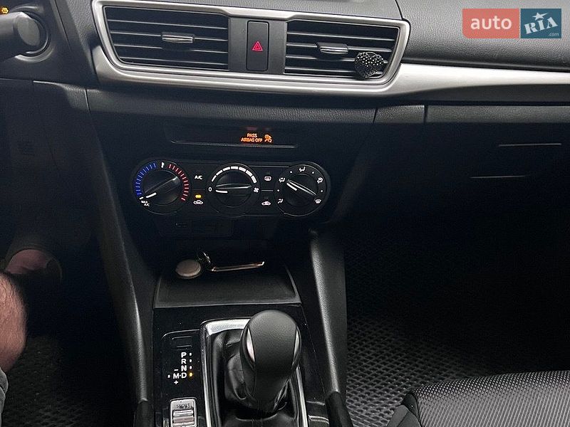 Седан Mazda 3 2017 в Дніпрі
