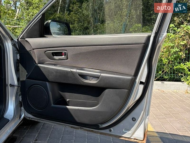 Седан Mazda 3 2004 в Днепре