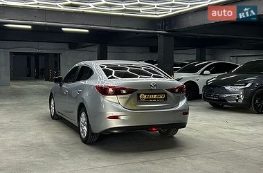 Седан Mazda 3 2016 в Чернівцях