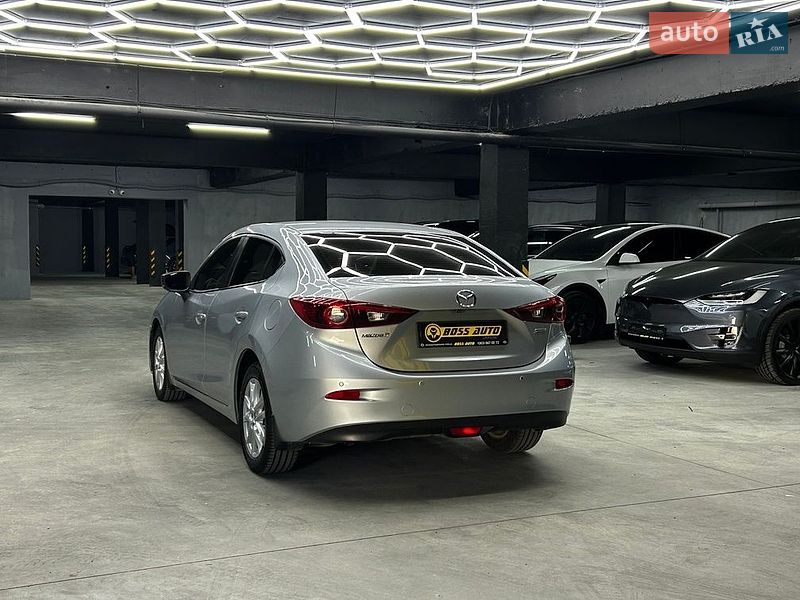Седан Mazda 3 2016 в Чернівцях
