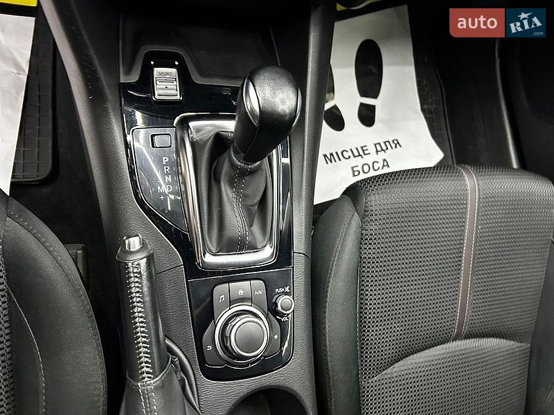 Седан Mazda 3 2016 в Чернівцях
