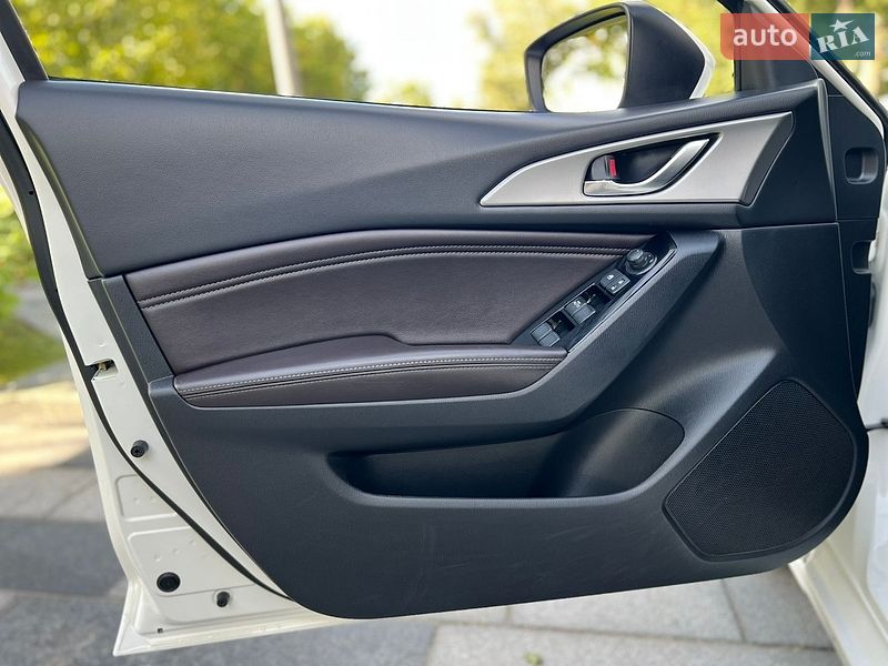 Седан Mazda 3 2018 в Днепре