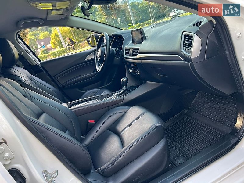 Седан Mazda 3 2018 в Днепре