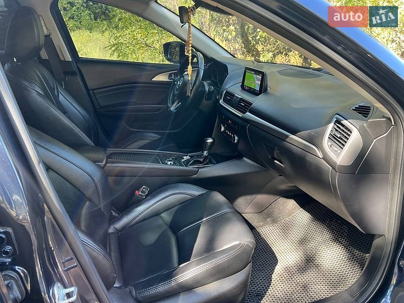 Седан Mazda 3 2018 в Днепре