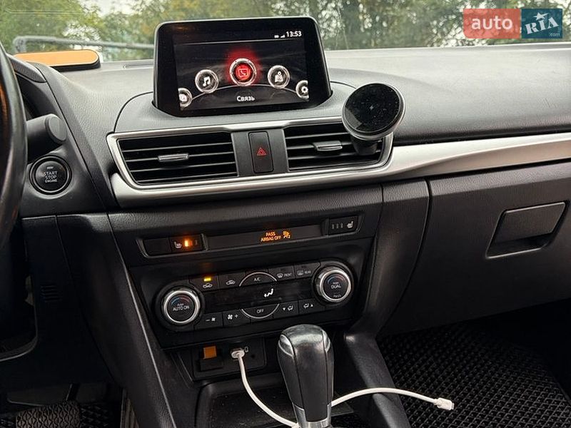 Седан Mazda 3 2018 в Киеве