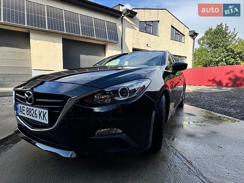 Седан Mazda 3 2015 в Бурштыне