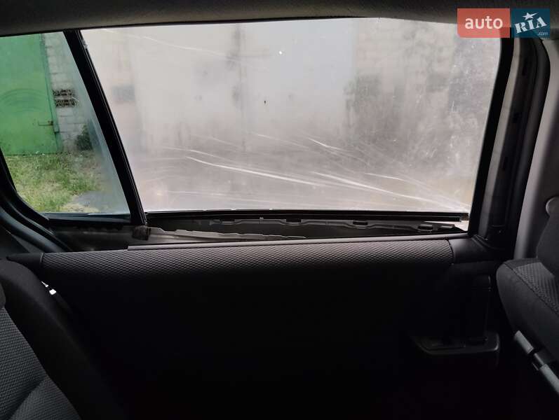 Минивэн Mazda 5 2006 в Днепре