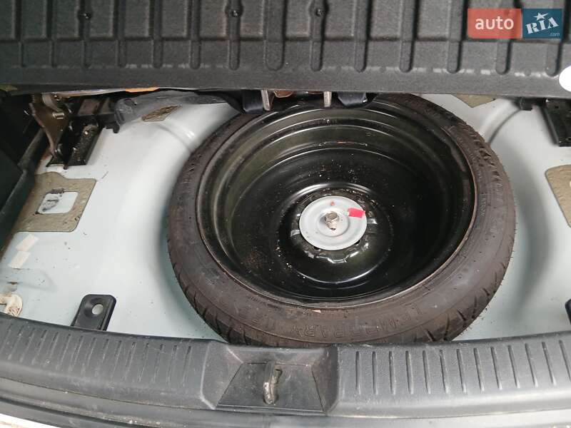 Мінівен Mazda 5 2008 в Білій