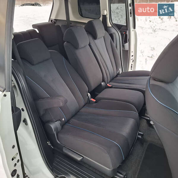 Минивэн Mazda 5 2010 в Луцке