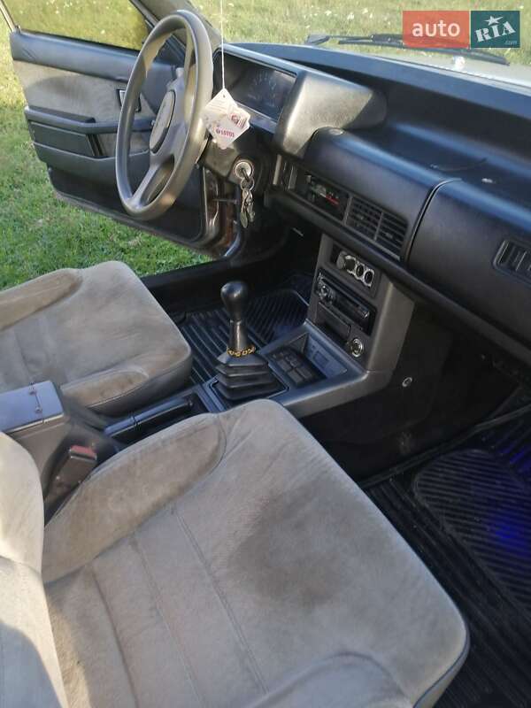 Седан Mazda 626 1985 в Рівному
