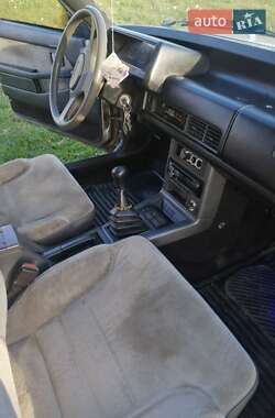 Седан Mazda 626 1985 в Ровно