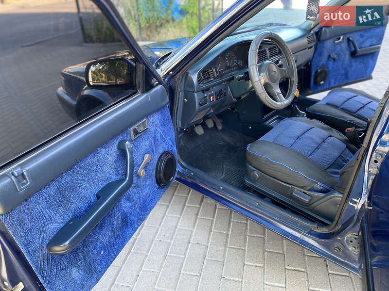 Седан Mazda 626 1989 в Ровно