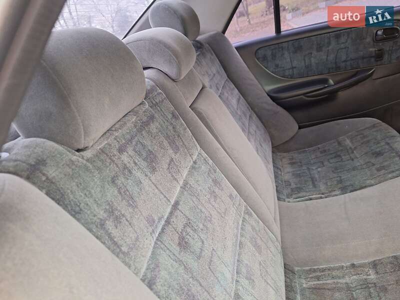 Седан Mazda 626 1999 в Черновцах