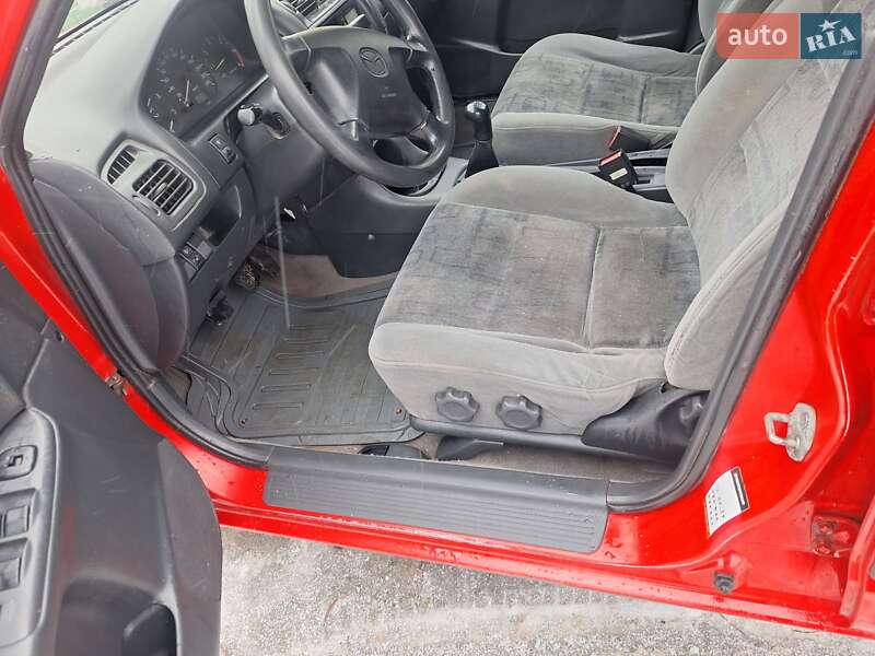 Седан Mazda 626 1999 в Черновцах