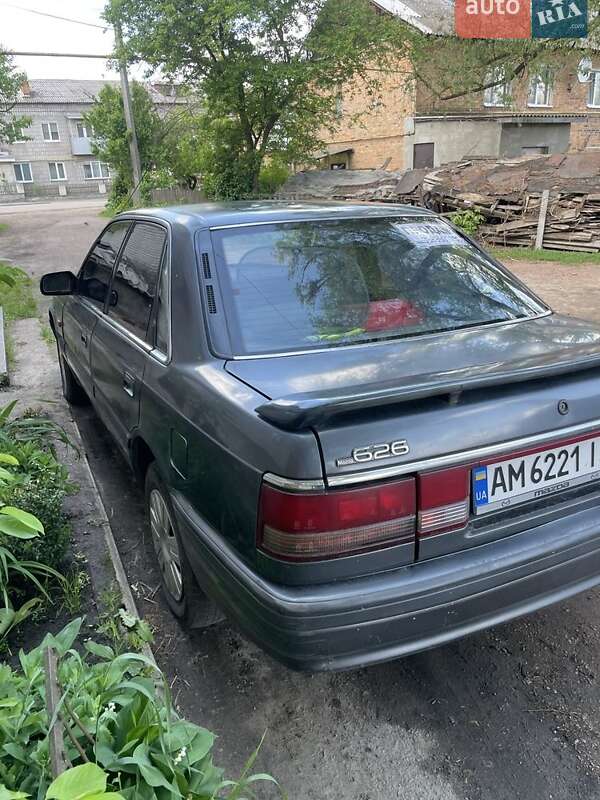 Седан Mazda 626 1988 в Черняхове
