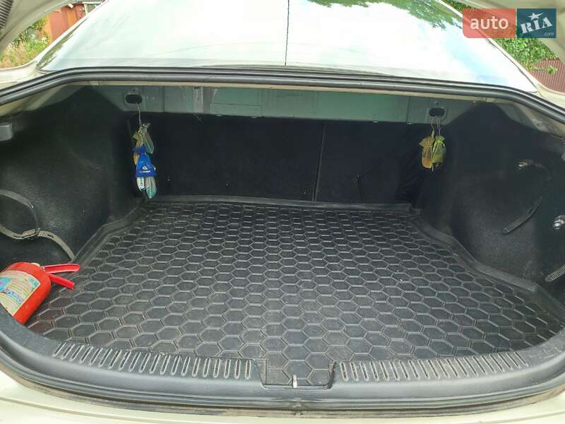 Седан Mazda 6 2004 в Кегичевке