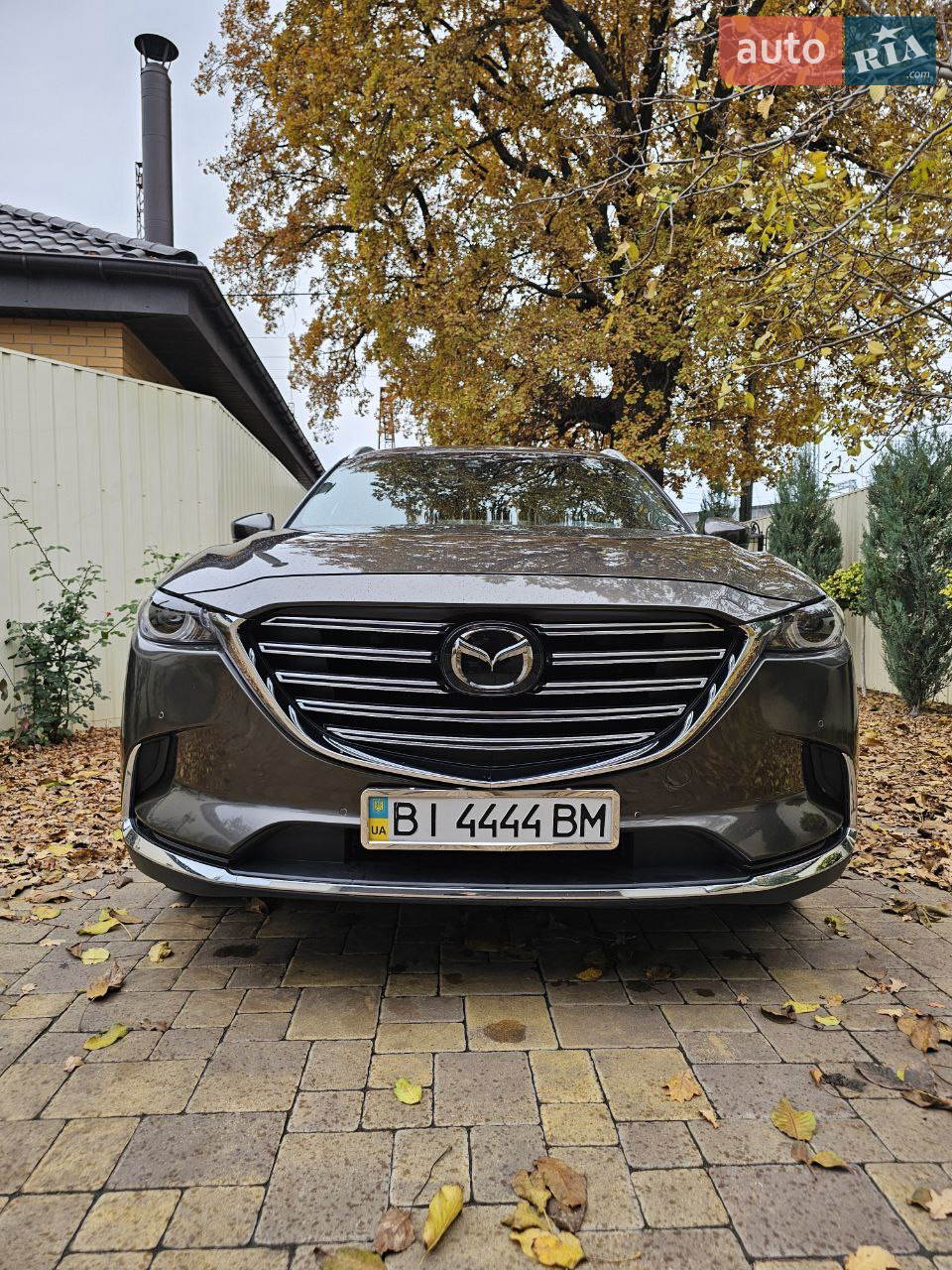 Mazda CX-9 2017
II покоління • 2.5 AT (231 к.с.) AWD • Premium

Комплектація PREMIUM :
— Повний привід
— 7 місць
- Диски R20
— Шкіряний перфорований салон
- Безключовий доступ
- Система Start/Stop
- Навігація Украина Европа 
- Проекційний дисплей
- Автоматичне світло
— Утримання в смузі руху
— Контроль «сліпих зон»
— Попередження про можливе зіткнення
— Автоматичне екстрене гальмування
— Розпізнавання дорожніх знаків
— Преміальна акустична система BOSE (12 динаміків + сабвуфер)
— Матричні адаптивні фари
— Підігрів усіх сидінь та керма
- Apple CarPlay / Android Auto
- З-зонний клімат-контроль
— Камера заднього виду
— Передні та задні парктроніки
— Електропривід та памʼять сидінь
— Сонцезахисні шторки
— Третій ряд сидінь
- Електропривід багажника
- Датчики дощу та світла
- Чорна стеля
- Auto Hold
Кольоровий сенсорний
мультимедійний дисплей
- Інформаційний дисплей на панелі приладів
— Круїз-контроль
- Електросклопідйомники
— Електропідсилювач керма
— Система контролю тиску в шинах
- Розпізнавання втоми водія
- Електронне стоянкове гальмо
— Мультифункціональне кермо
— Система допомоги при старті на підйомі 
— Протитуманні LED-фари
— Задні світлодіодні ліхтарі
- Електропривід складання дзеркал
-Колір коричневий металік. Шкіряний світлий перфорований салон .
-2 комплекта резины,зима лета.2 комплекта ковриков.
-запуск автомобіля дистанційно з брелка!
-Тонування задніх стекол заводське.