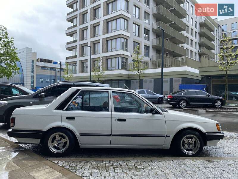 Седан Mazda Familia 1987 в Києві