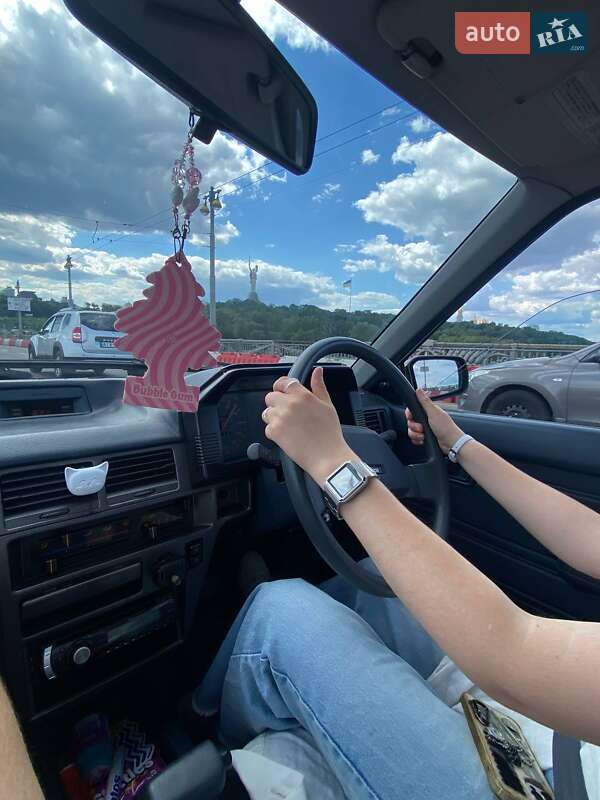 Седан Mazda Familia 1987 в Києві