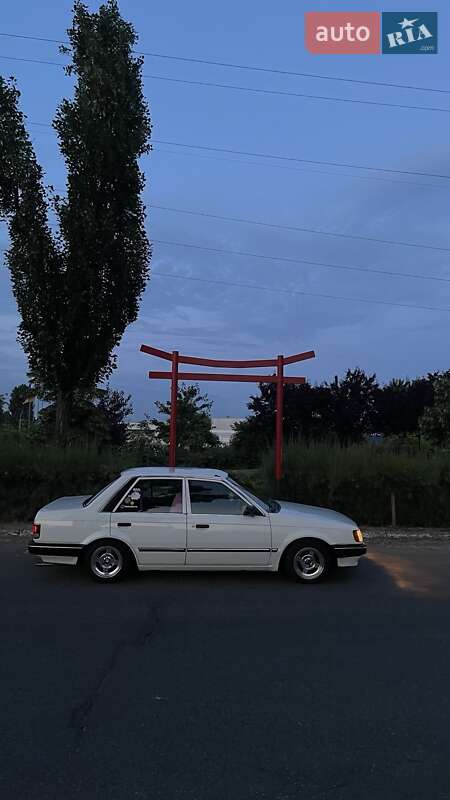 Седан Mazda Familia 1987 в Києві