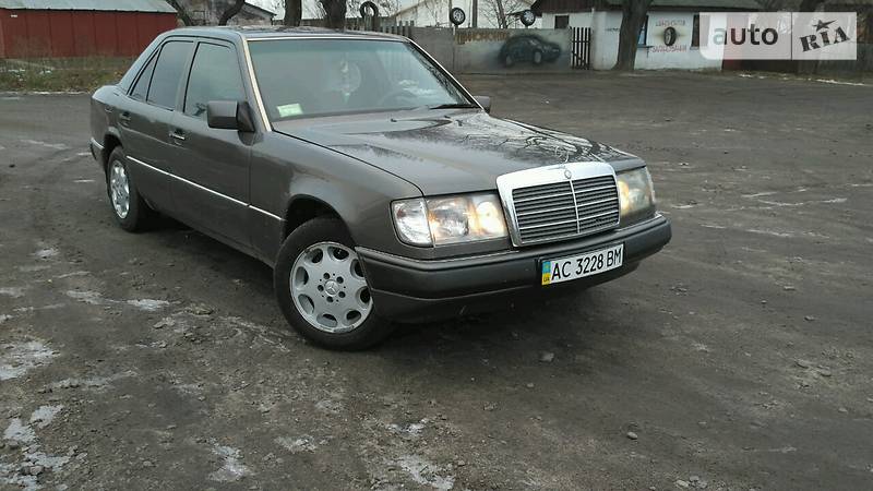 Седан Mercedes-Benz 230 Pullman 1990 в Рожище