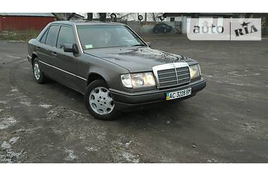 Седан Mercedes-Benz 230 Pullman 1990 в Рожище