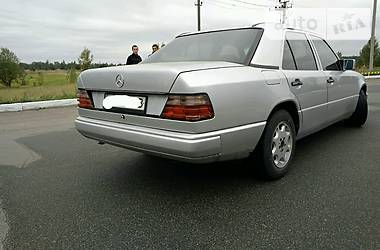 Седан Mercedes-Benz 230 Pullman 1988 в Буче