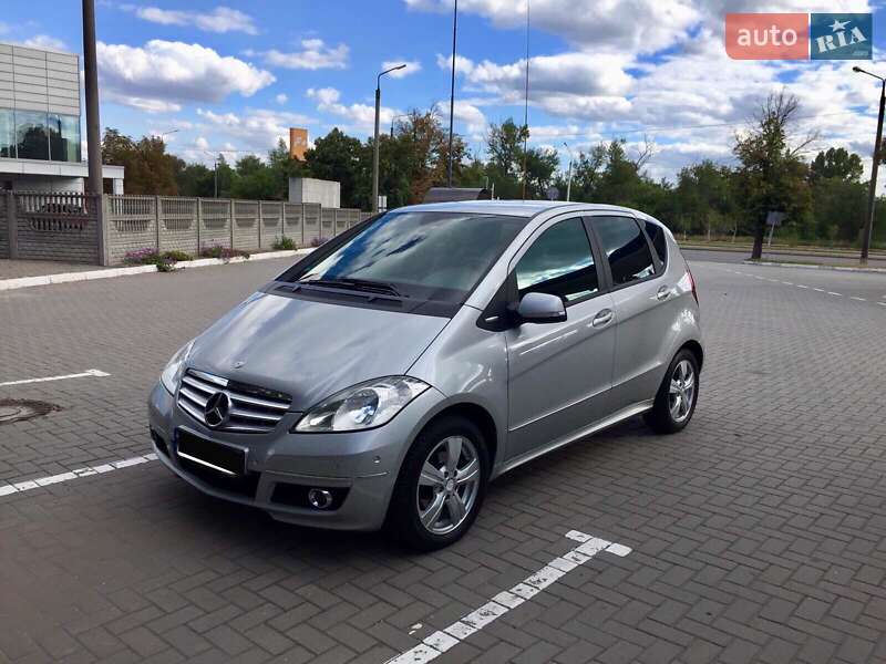 Хэтчбек Mercedes-Benz A-Class 2011 в 