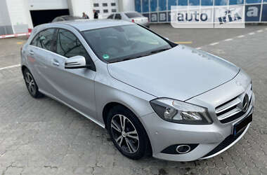 Хетчбек Mercedes-Benz A-Class 2015 в 