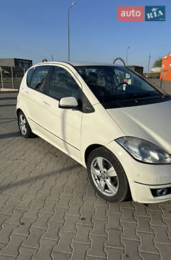 Хэтчбек Mercedes-Benz A-Class 2011 в 