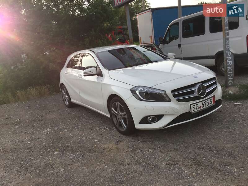 Хетчбек Mercedes-Benz A-Class 2015 в 