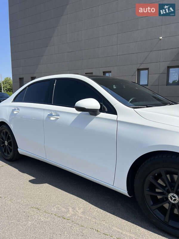 Седан Mercedes-Benz A-Class 2019 в Днепре