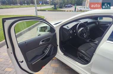 Хэтчбек Mercedes-Benz A-Class 2012 в 