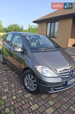 Хэтчбек Mercedes-Benz A-Class 2011 в 