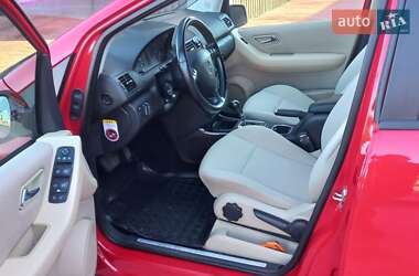 Хэтчбек Mercedes-Benz A-Class 2011 в 