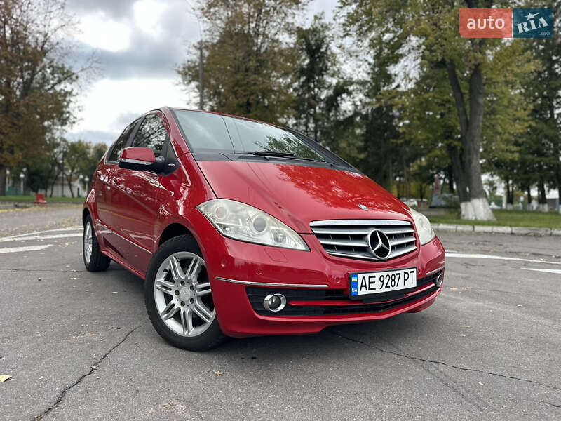 Хэтчбек Mercedes-Benz A-Class 2011 в 
