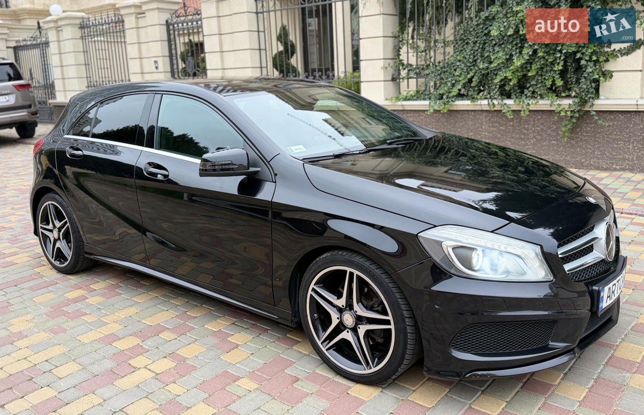 На продажу Mercedes A-Class 2015 року вже у рестайлінговому кузові. Офіційний автомобіль, не пригнаний, вся ціла, без ДТП і без підфарбувань.Оригінальний пробіг, повністю збережений стан — як технічно, так і зовні.Салон акуратний, кузов без подряпин, усе працює бездоганно.Надійний, економічний і водночас стильний Mercedes, який подарує справжнє задоволення від керування.