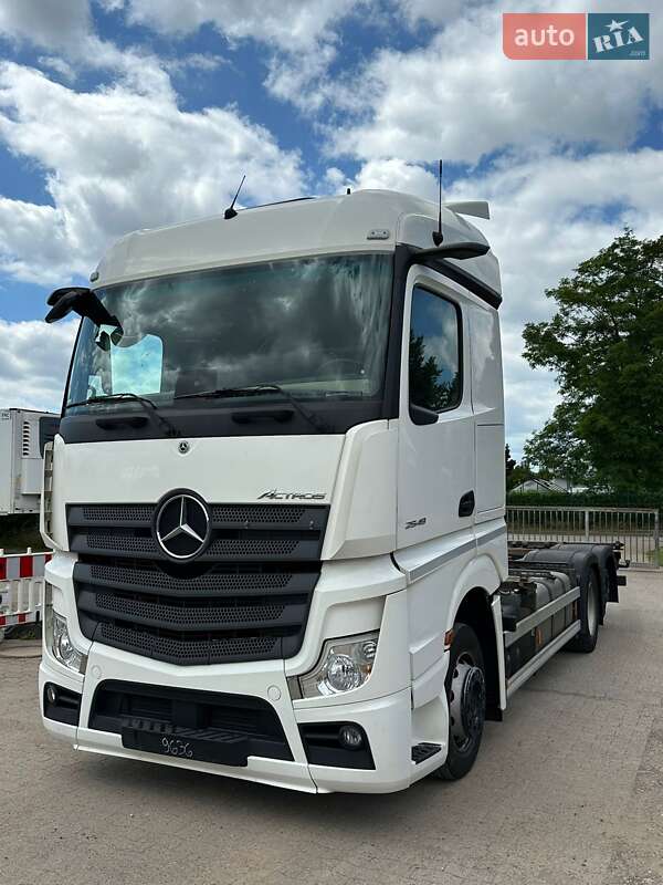 Контейнеровоз Mercedes-Benz Actros 2021 в Черновцах