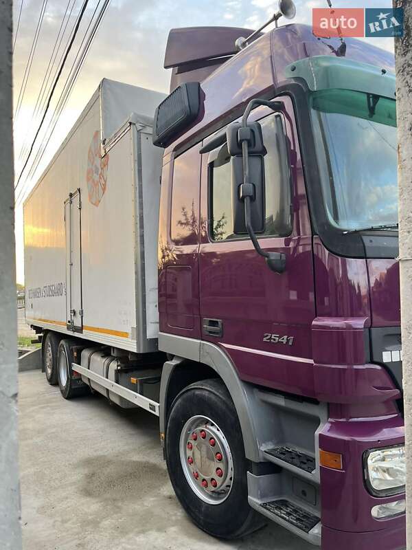 Грузовой фургон Mercedes-Benz Actros 2003 в Виноградове