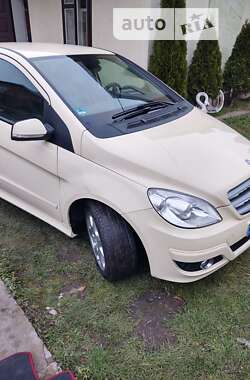 Хэтчбек Mercedes-Benz B-Class 2010 в 
