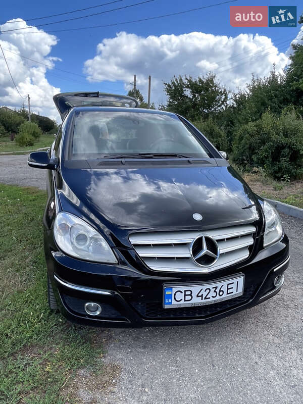 Хэтчбек Mercedes-Benz B-Class 2011 в 